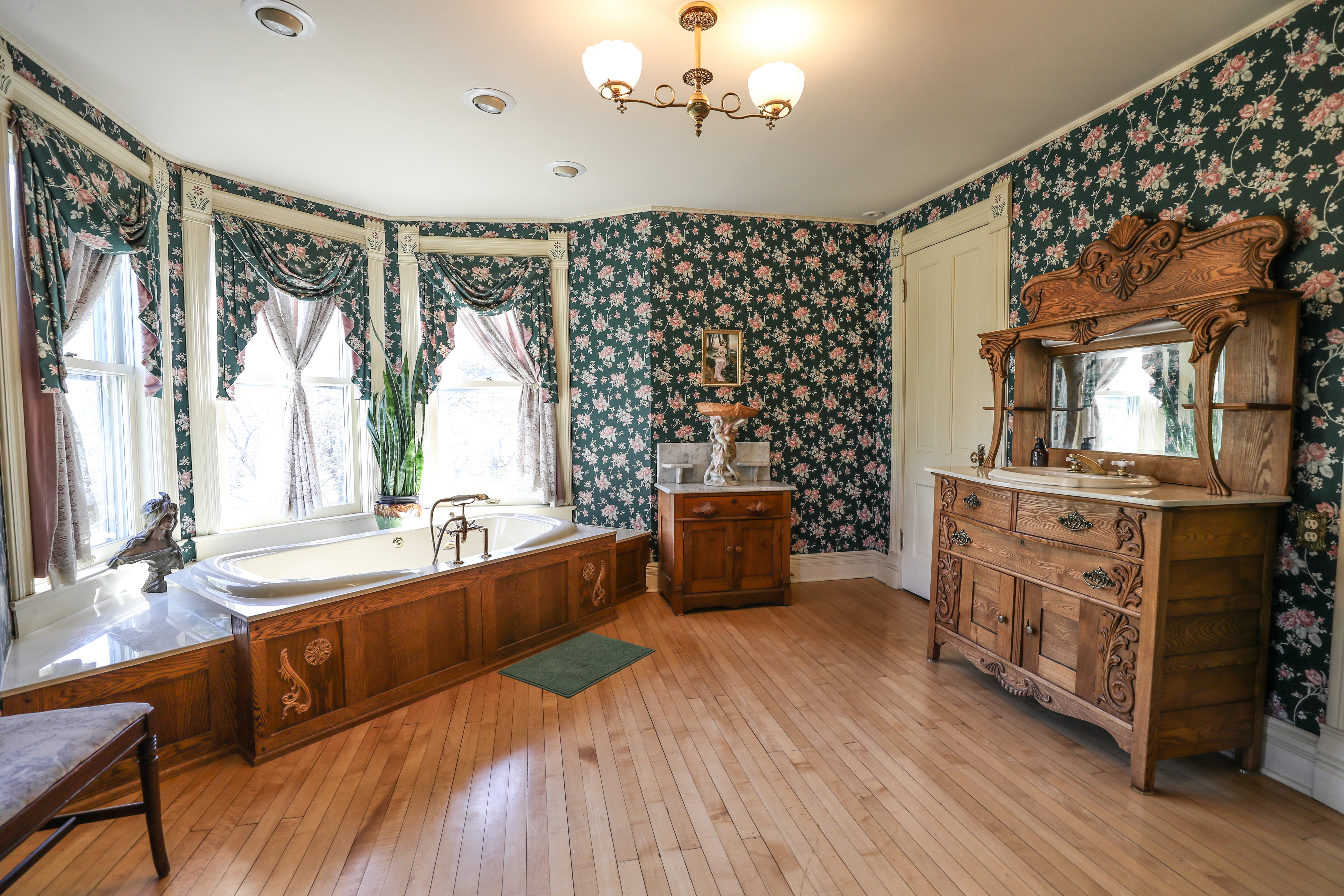 En-suite Master Bath, second view